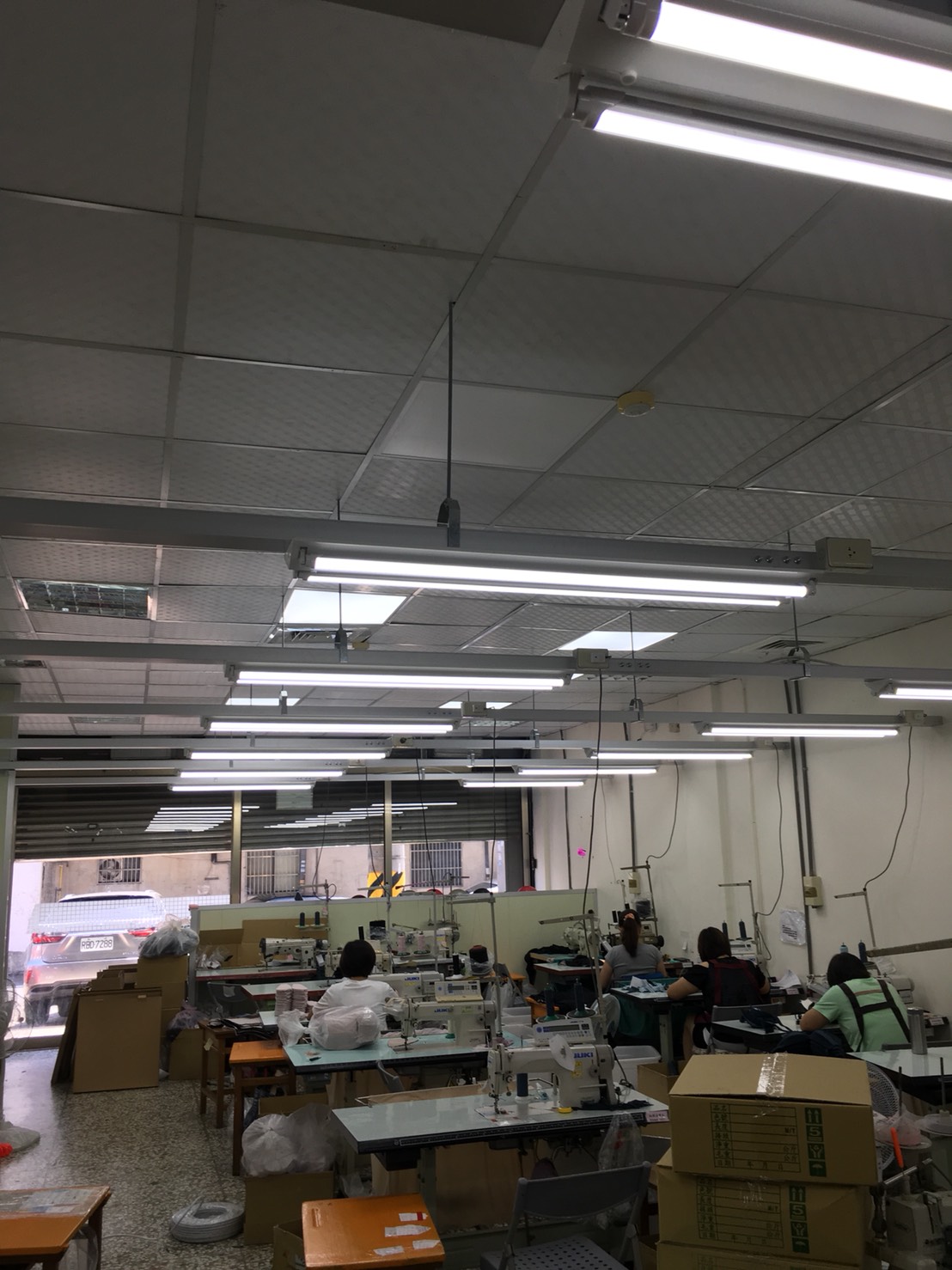 成衣廠改裝LED平板燈