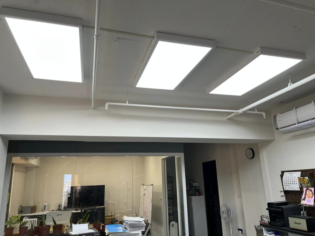 安裝LED吸頂式平板燈 | LED燈,LED燈具,LED照明工程: 台鈺照明有限公司